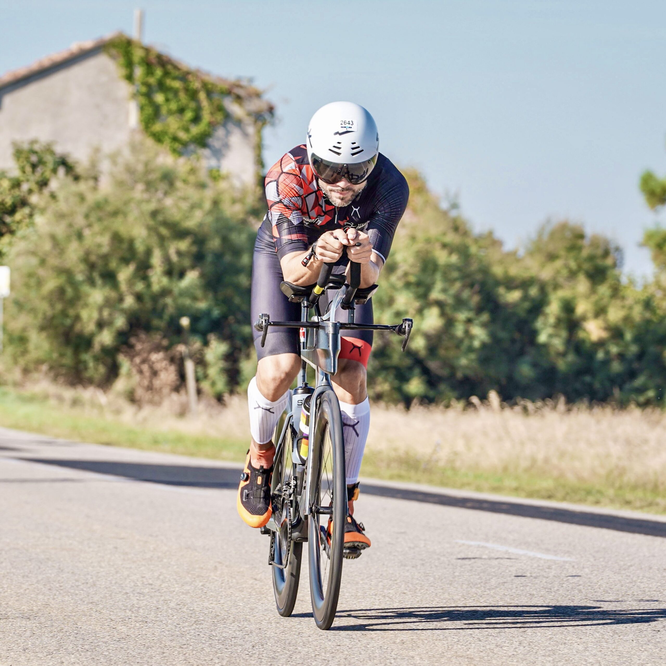 Coach in bici durante allenamento triathlon